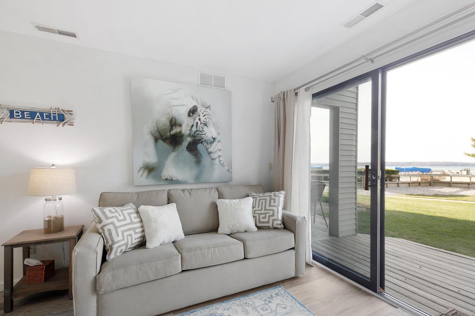 Gorgeous 2 Bedroom Lake View Condo 트래버스 시티 외부 사진